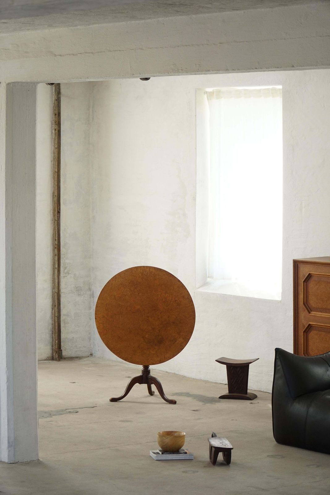 photo furniture Early 19th Century, Swedish Antique Tilt Top Occasional Table In Burl Wood