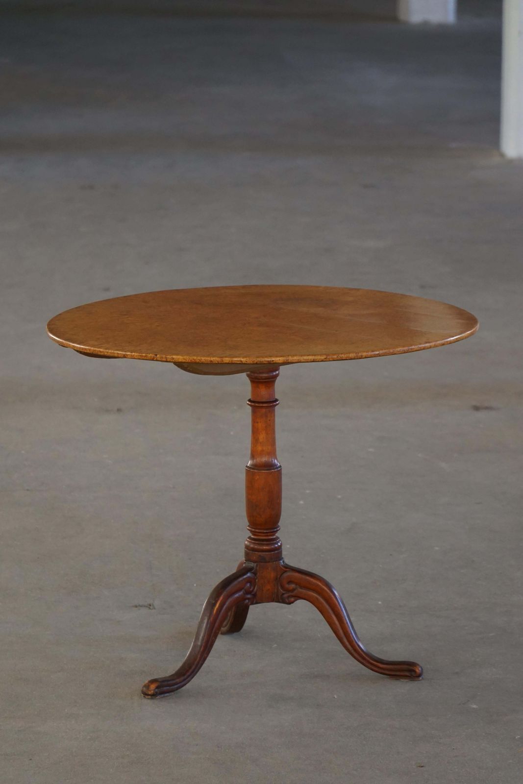 photo vinterior Early 19th Century, Swedish Antique Tilt Top Occasional Table In Burl Wood