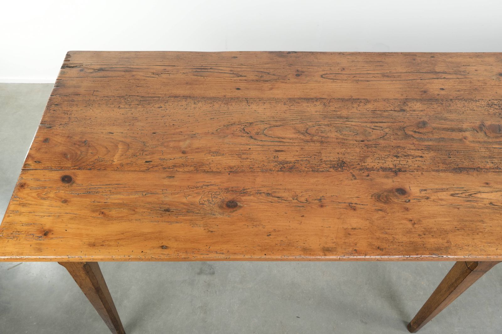 Grote, Relatief Smalle Antieke Franse Boerenkeukentafel Van Grenenhout, Begin 19e Eeuw, Met Mooie Patina. photo vinterior