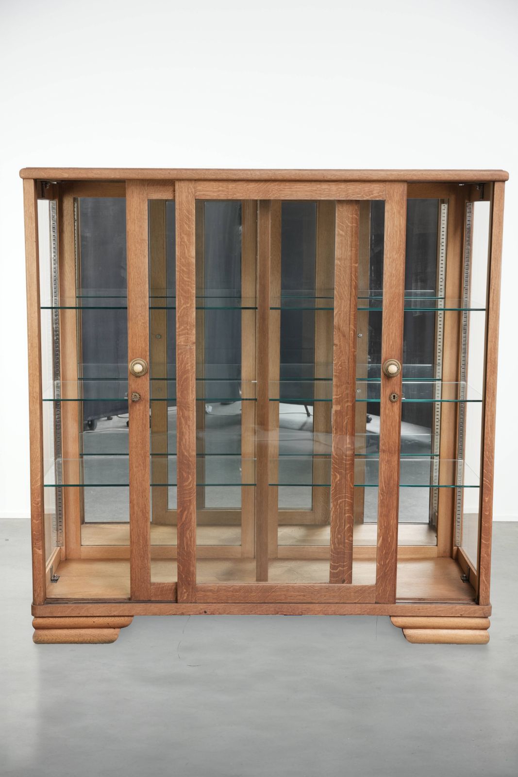 Antieke Nederlandse Eiken Vitrinekast Met 2 Deuren, Glazen Planken En Een Gespiegelde Achterwand photo furniture