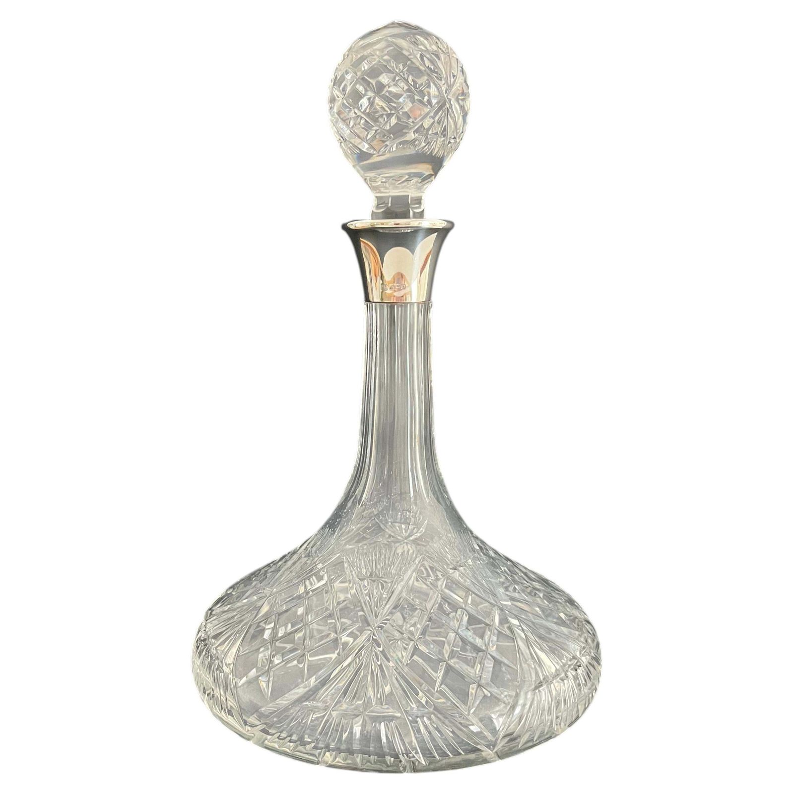 Scheepsdecanteerkaraf van geslepen kristal met zilveren halsring, inhoud één liter, ca. 1976