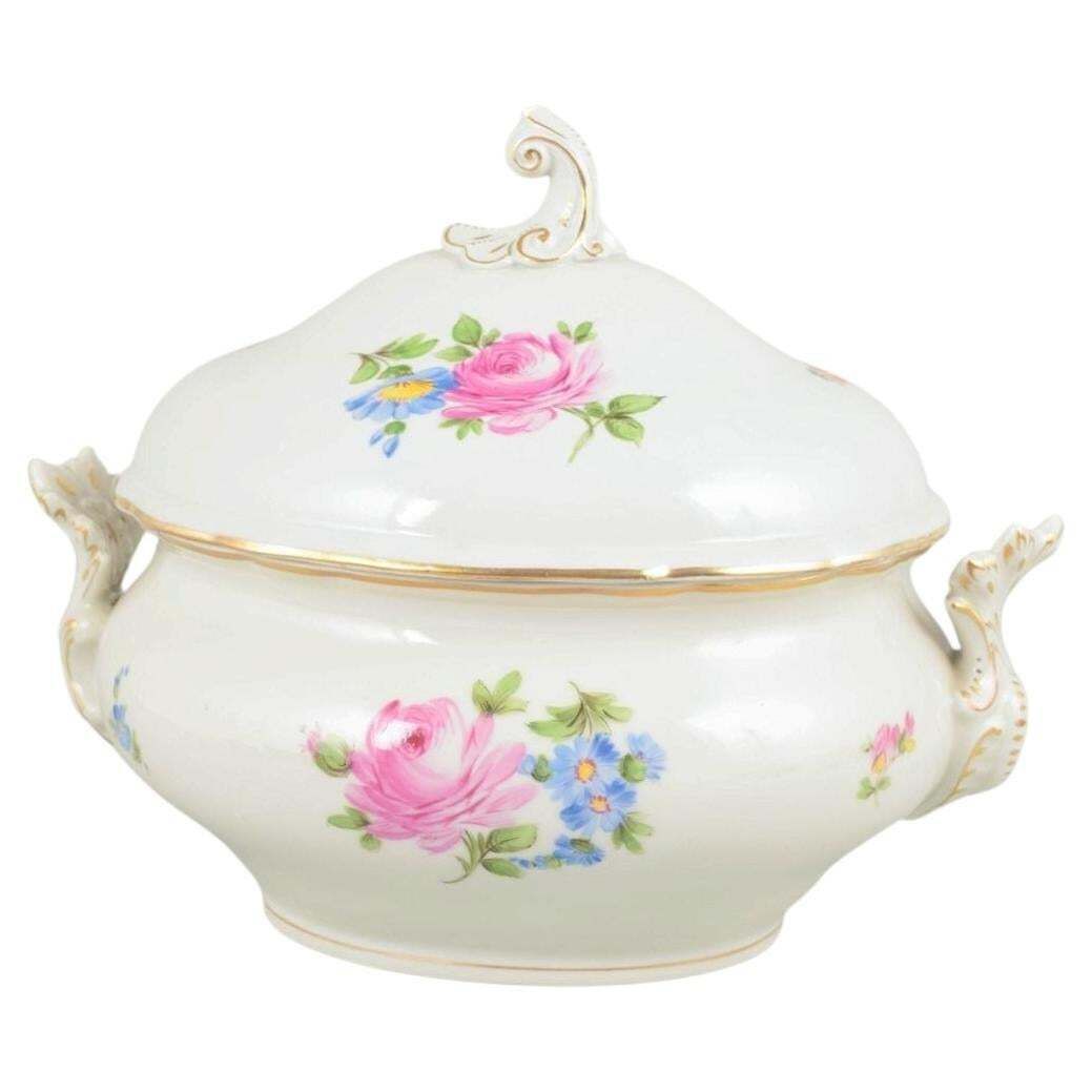 Meissen. Grande soupière en porcelaine à décor floral. Motif Saxon Flower.
