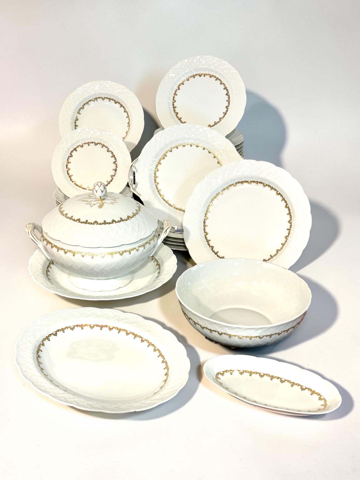 photo vintage 52 Piece Bernardaud Limoges “Rimbaud” Gilt Fine Porcelain Service