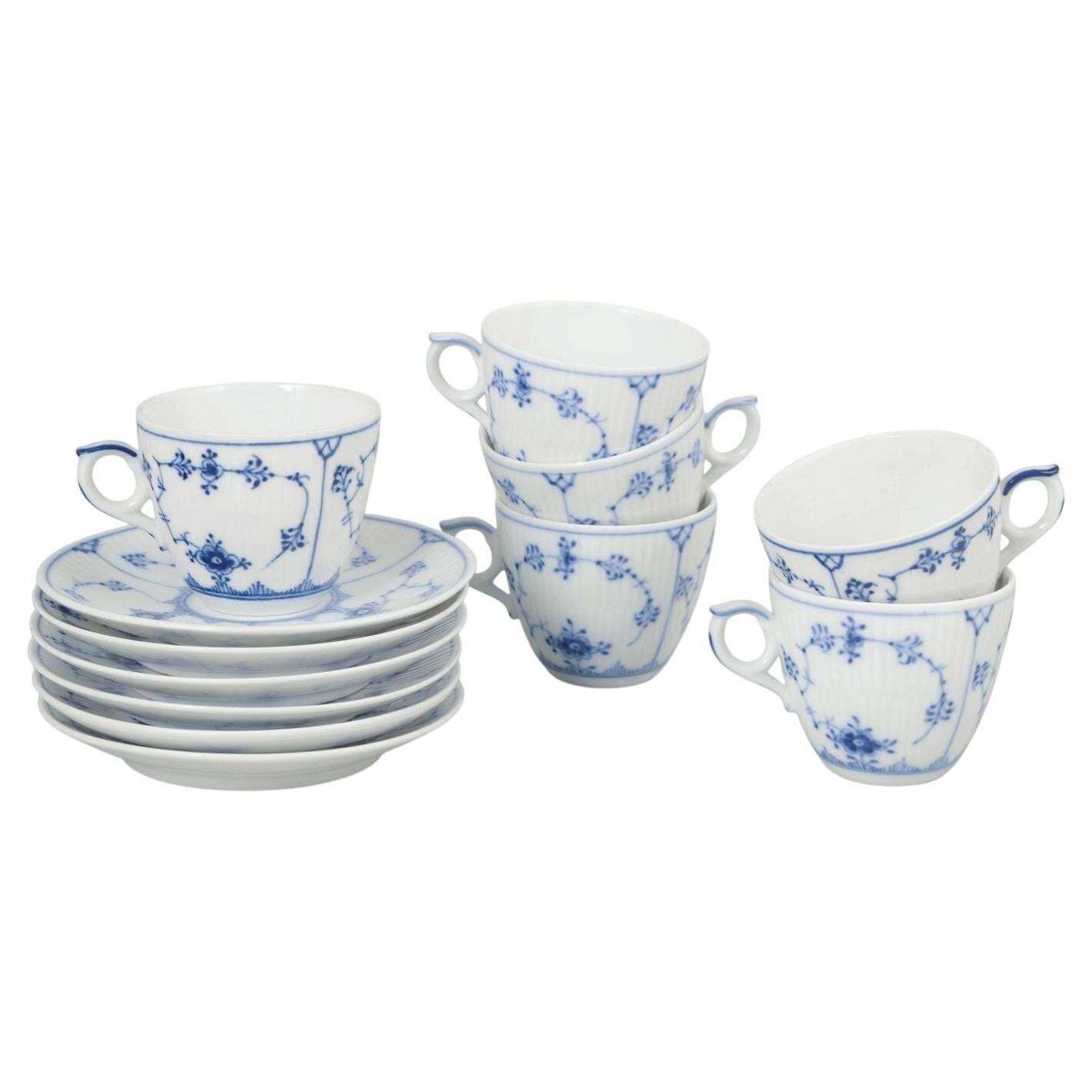 Royal Copenhagen Blue Fluted Plain. Ensemble de six tasses à café et soucoupes en porcelaine.