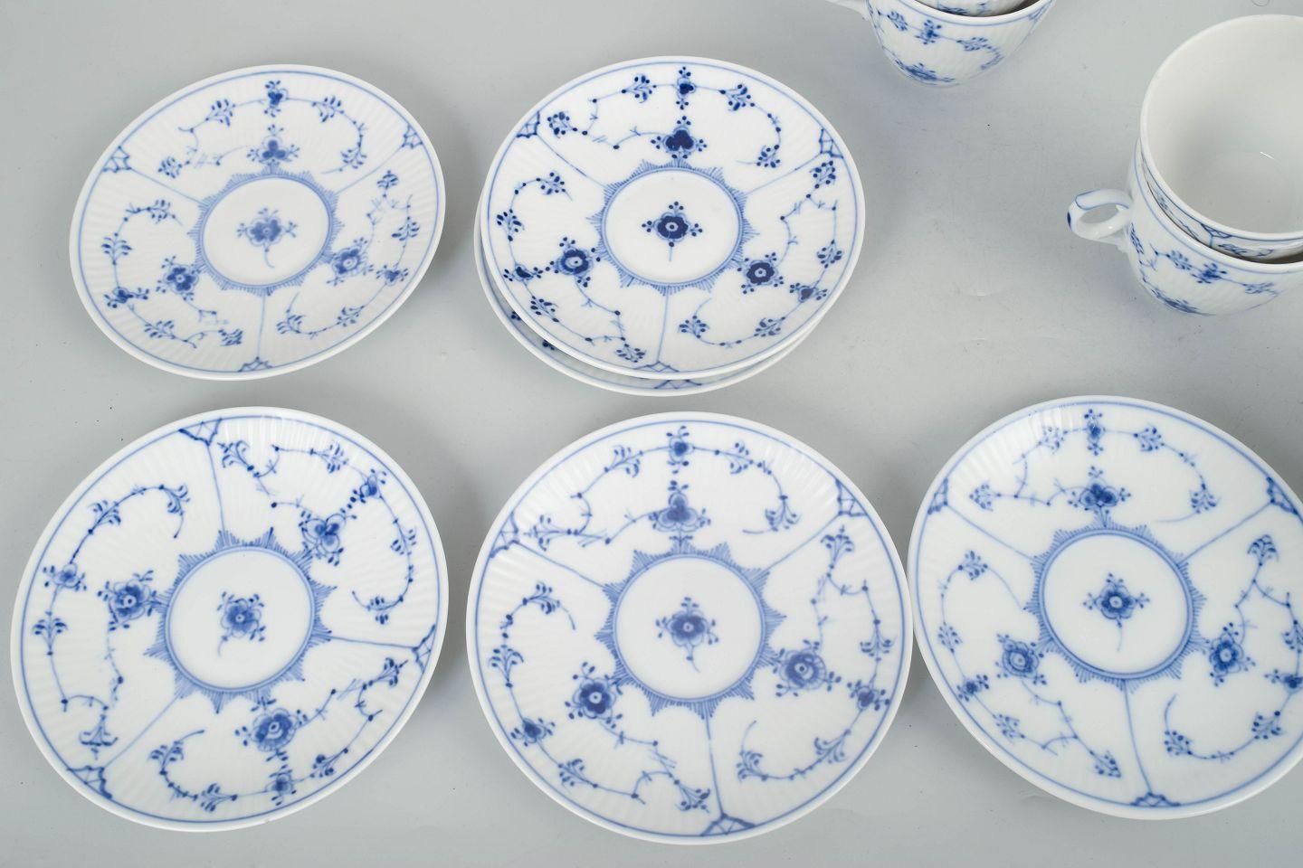 Royal Copenhagen Blue Fluted Plain. Ensemble de six tasses à café et soucoupes en porcelaine. photo 267.0