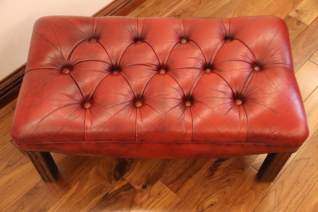 photo furniture Chesterfield Vintage Footstool