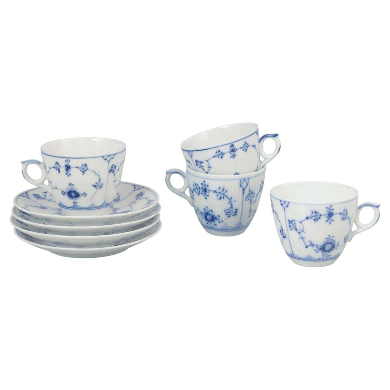 Royal Copenhagen Blue Fluted Plain. Service de quatre tasses à café et soucoupes en porcelaine.