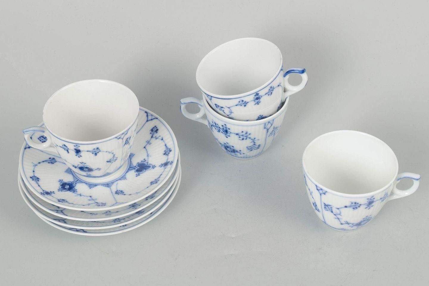 Royal Copenhagen Blue Fluted Plain. Set van vier porseleinen koffiekopjes en schoteltjes. photo furniture
