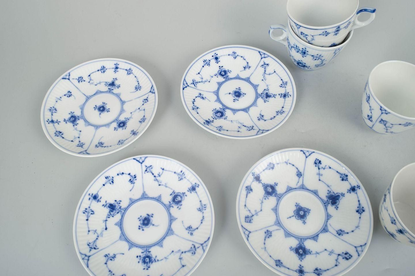 Royal Copenhagen Blue Fluted Plain. Service de quatre tasses à café et soucoupes en porcelaine. photo 178.0