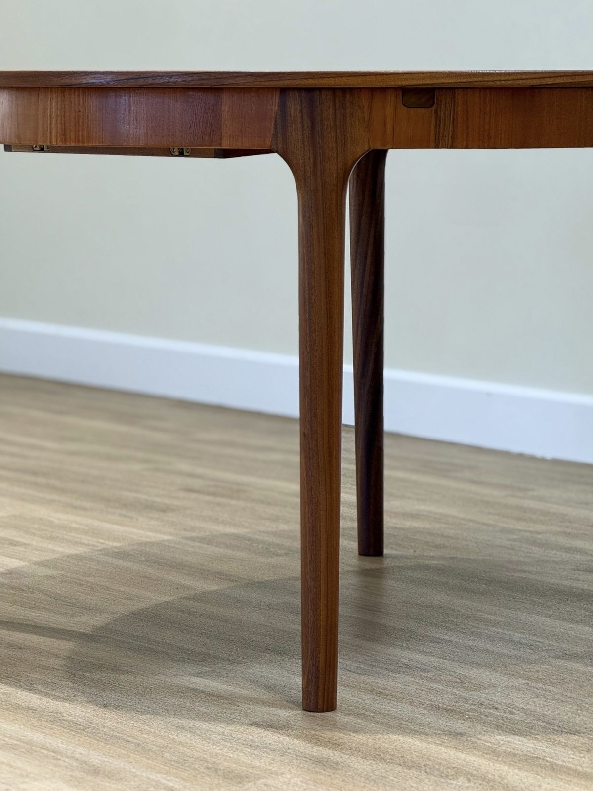 photo furniture McIntosh Dunvegan Teak Dining Set – Round Extending Table & 4 Chairs (1960s Scotland)