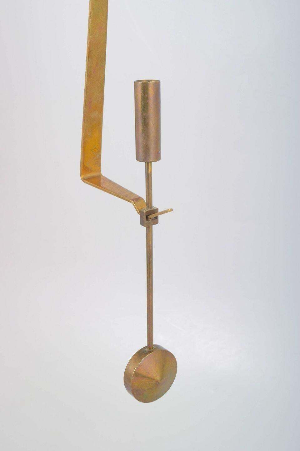 Pierre Forsell, Skultuna. Wandkandelaar in messing met slinger photo furniture
