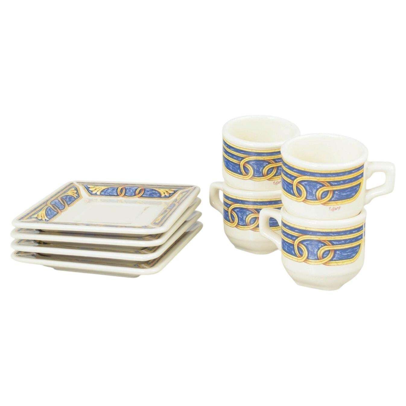 Tiffany Boutique. Set van vier espressokopjes met schoteltjes met ornamentele motieven.
