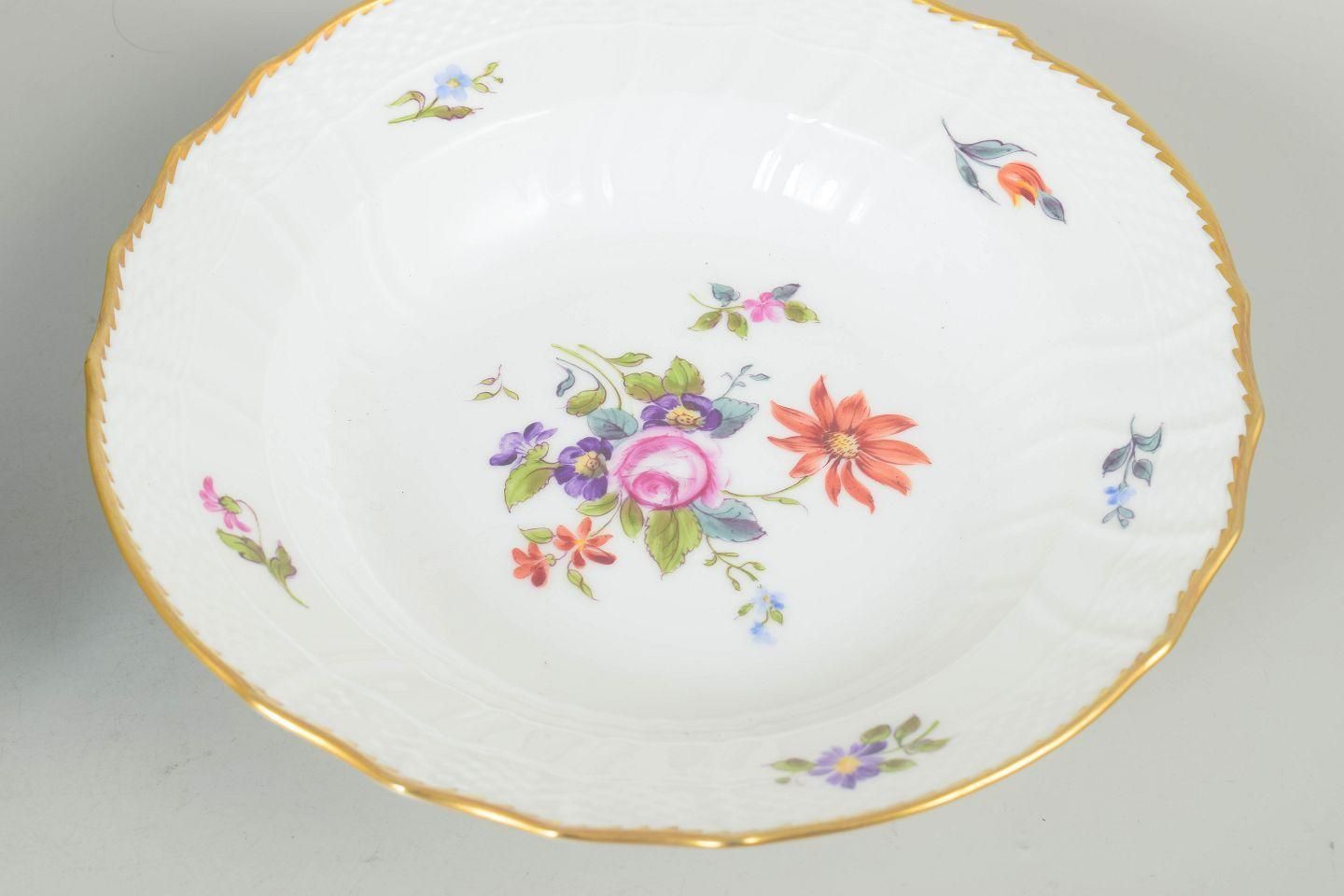 Royal Copenhagen Saxon Flower. Ensemble de six assiettes creuses en porcelaine. Années 1960 photo for sale