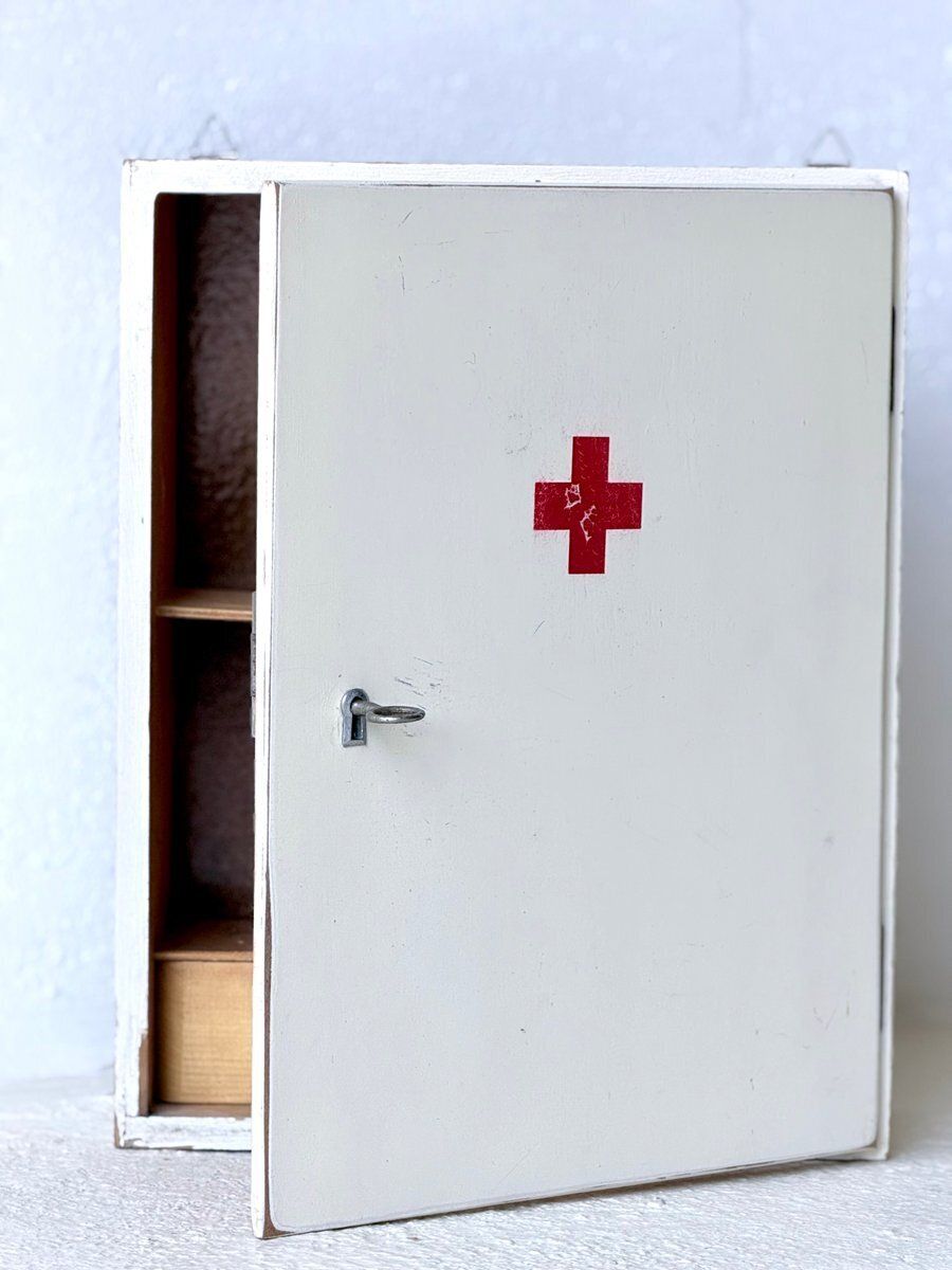 Houten wandgemonteerd medicijnkastje met lade, mid-century, jaren 1960 photo Meubels