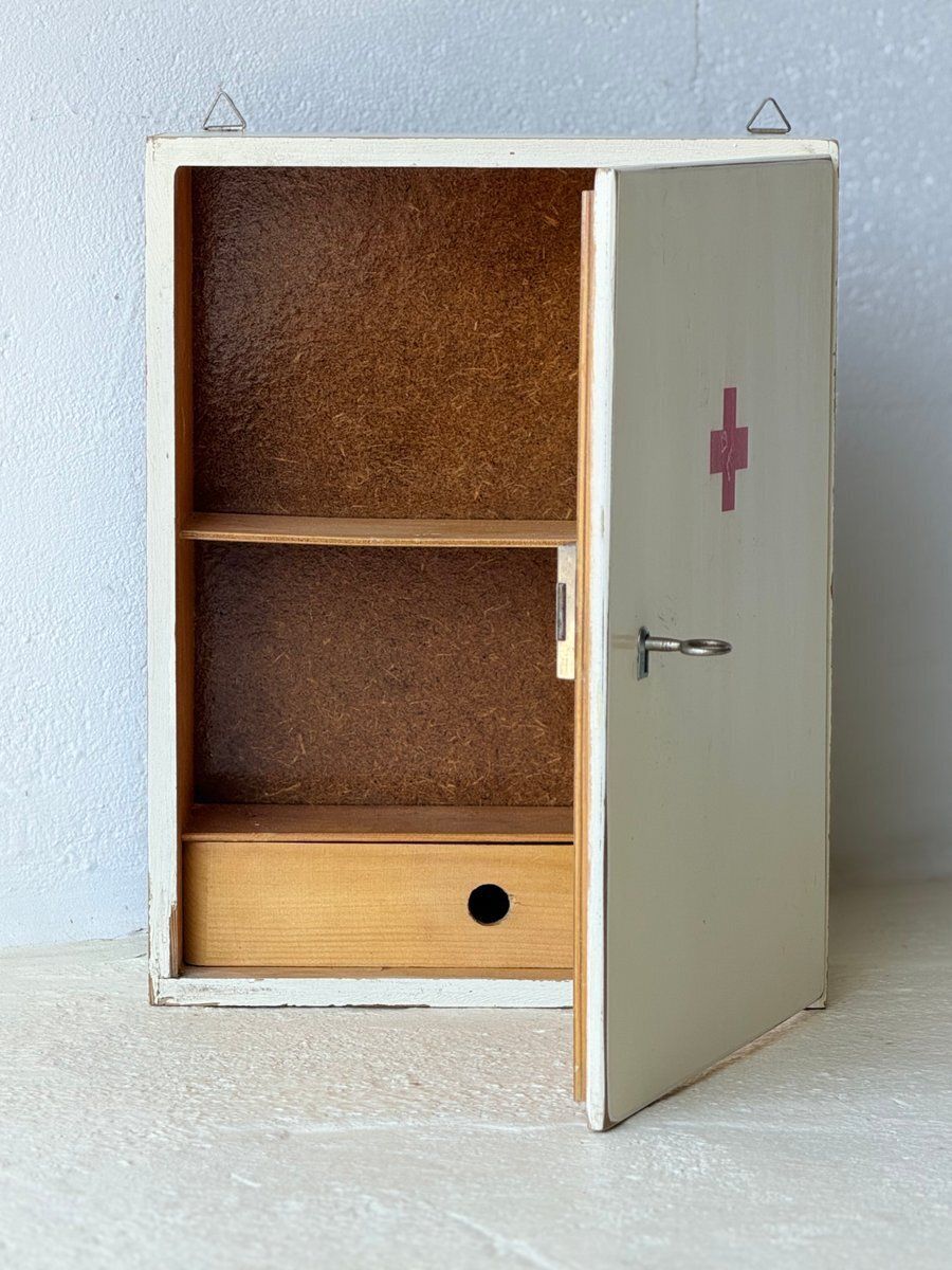 Houten wandgemonteerd medicijnkastje met lade, mid-century, jaren 1960 photo 189.0