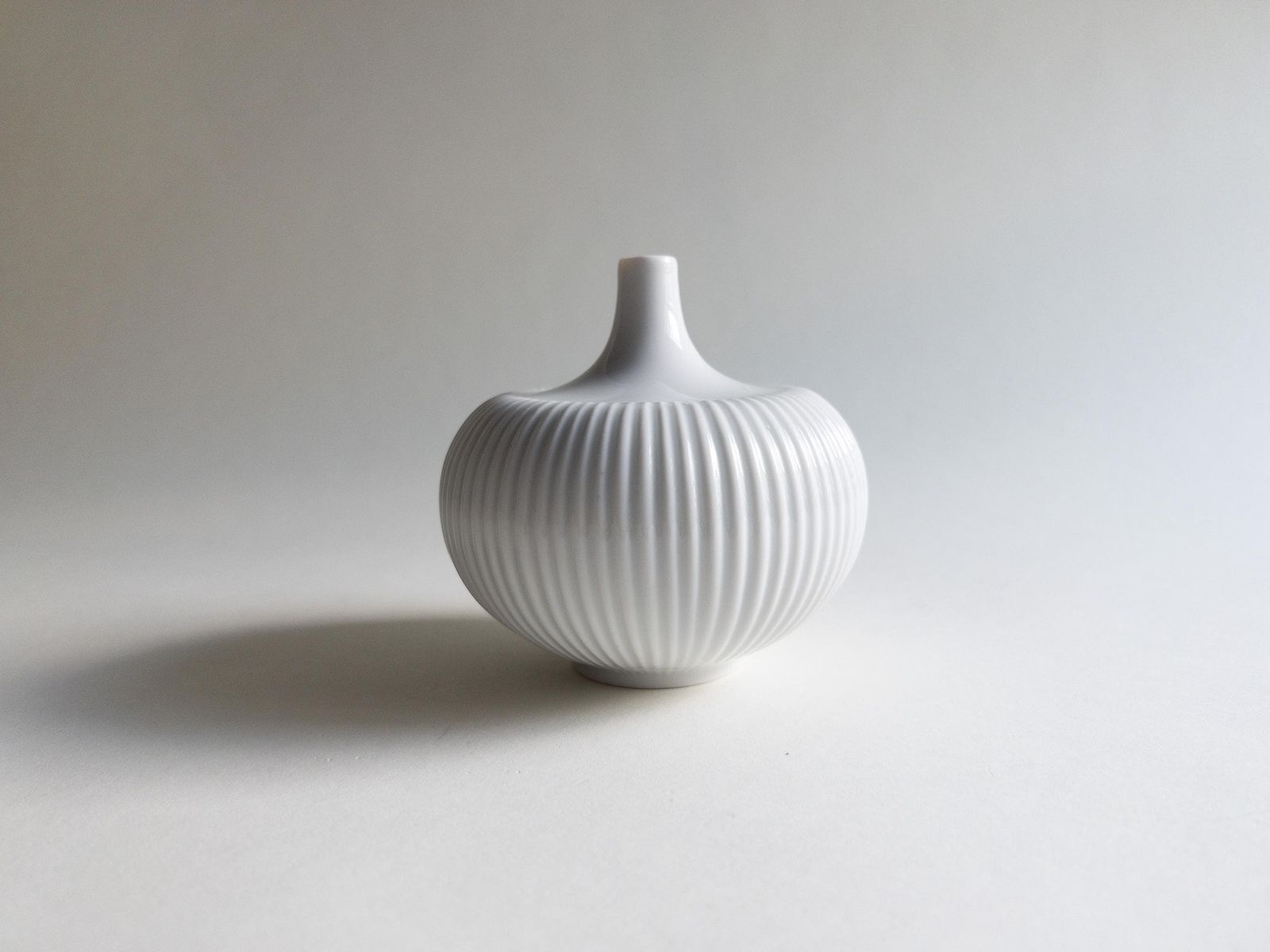 Vase soliflore Suisse Langenthal en porcelaine, vase côtelé forme citrouille mid-century