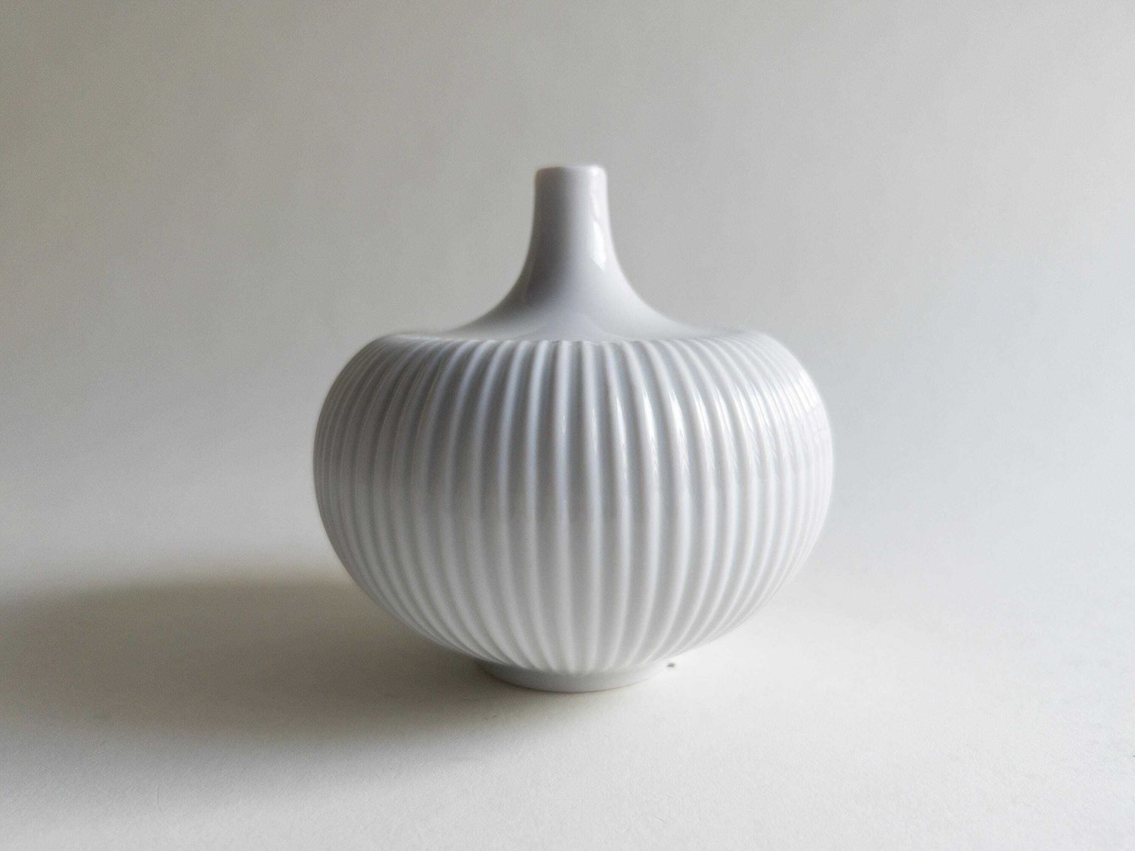 Vase soliflore Suisse Langenthal en porcelaine, vase côtelé forme citrouille mid-century photo buy