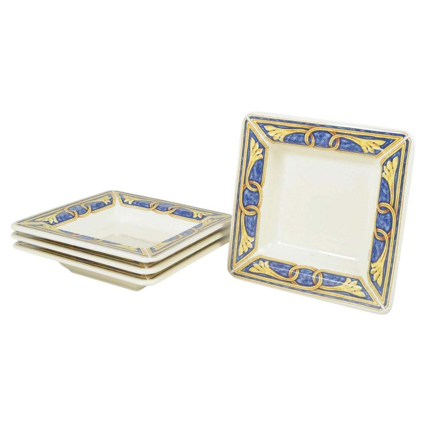 Tiffany Boutique, Italie. Ensemble de quatre assiettes plates en céramique, années 1980.