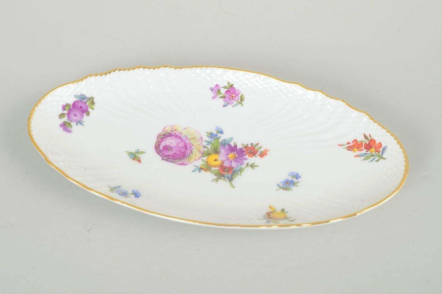 Royal Copenhagen Saxon Flower. Ovale Porseleinen Schaal Met Bloemenmotieven. Jaren 1950 photo furniture