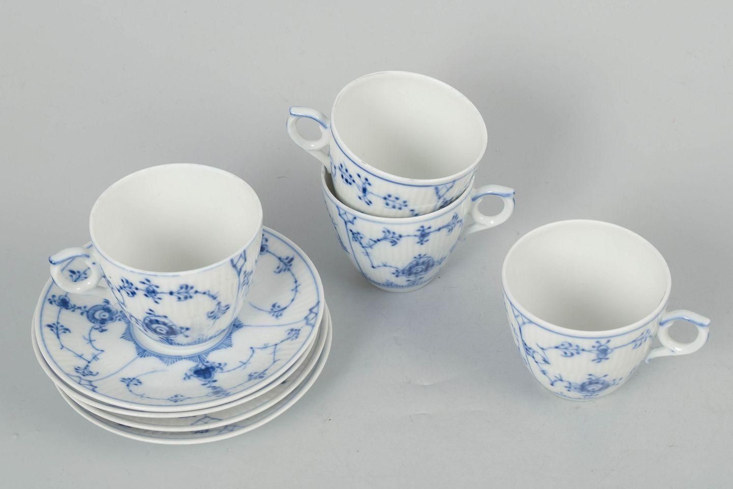 Royal Copenhagen Blue Fluted Plain. Service de quatre tasses à café et soucoupes en porcelaine. photo furniture