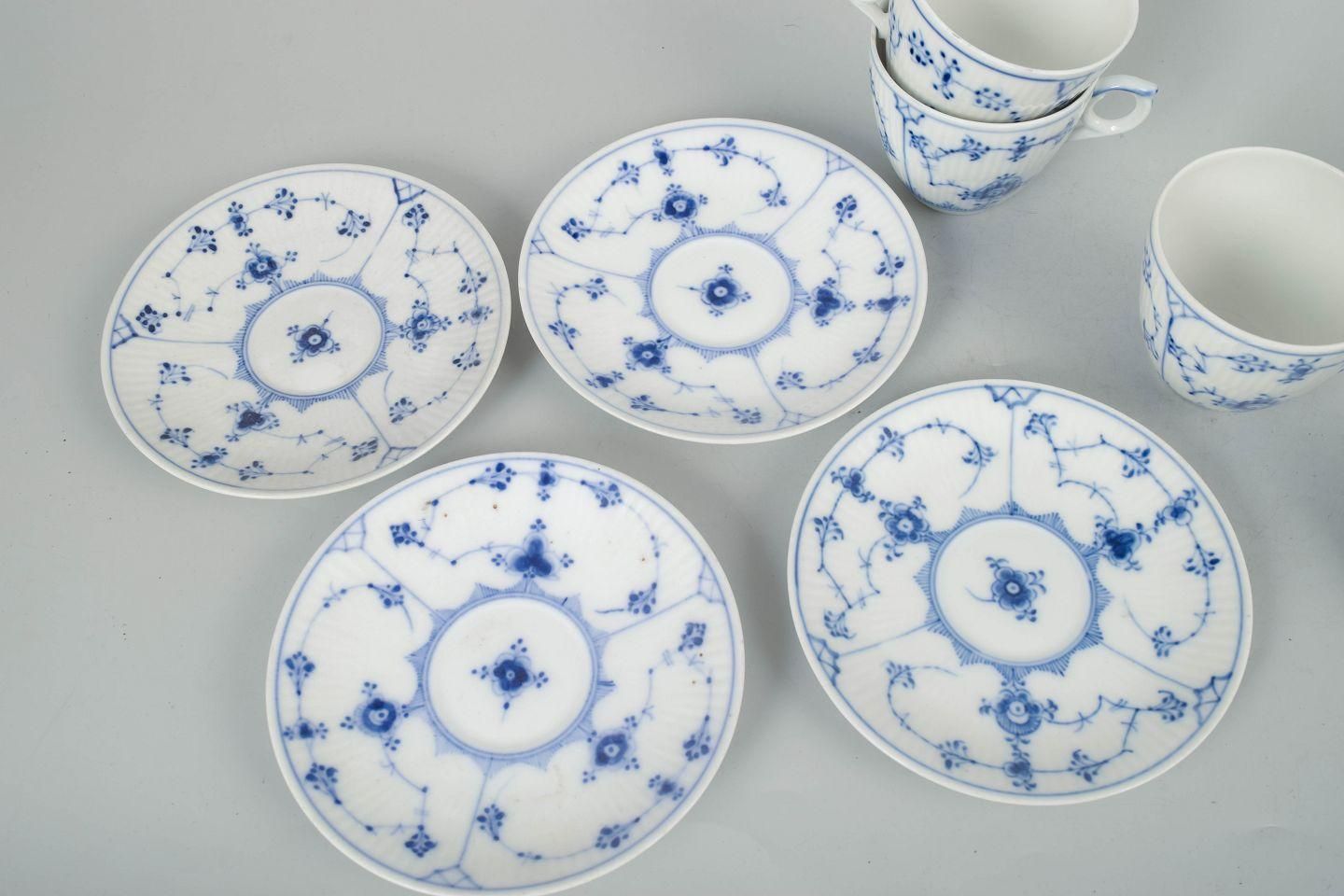 Royal Copenhagen Blue Fluted Plain. Service de quatre tasses à café et soucoupes en porcelaine. photo 178.0
