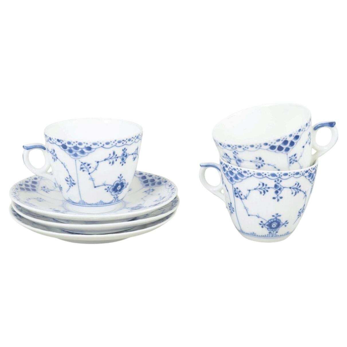 Royal Copenhagen Blue Fluted Half Lace. Ensemble de trois tasses à café avec soucoupes.
