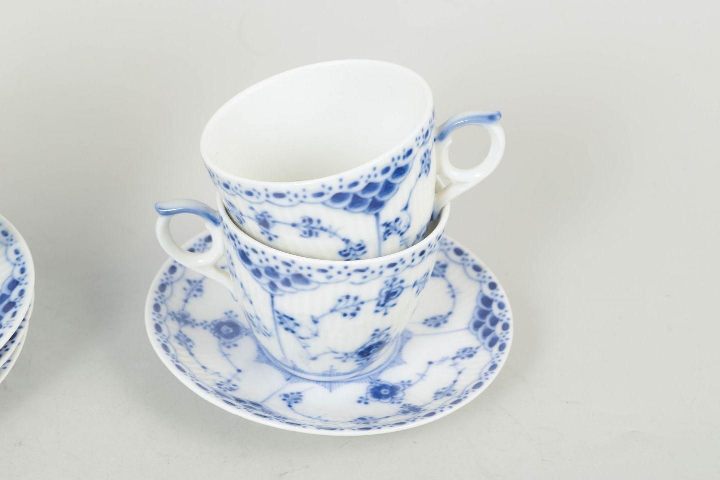 Royal Copenhagen Blue Fluted Half Lace. Service de quatre tasses à café avec soucoupes. photo for sale