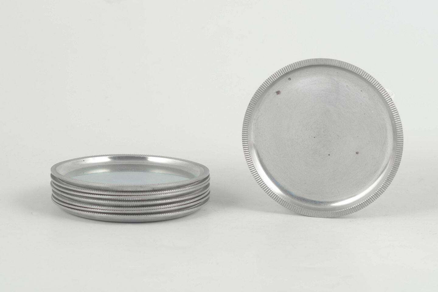 Just Andersen, Danemark. Ensemble de huit sous-verres en étain, bord cannelé. Années 1930 photo furniture
