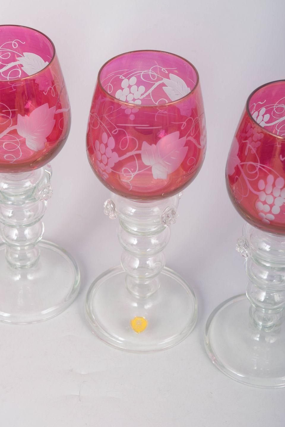 Set van zes Boheemse kristallen rode wijnglazen met bloemen- en druivenmotief. photo for sale