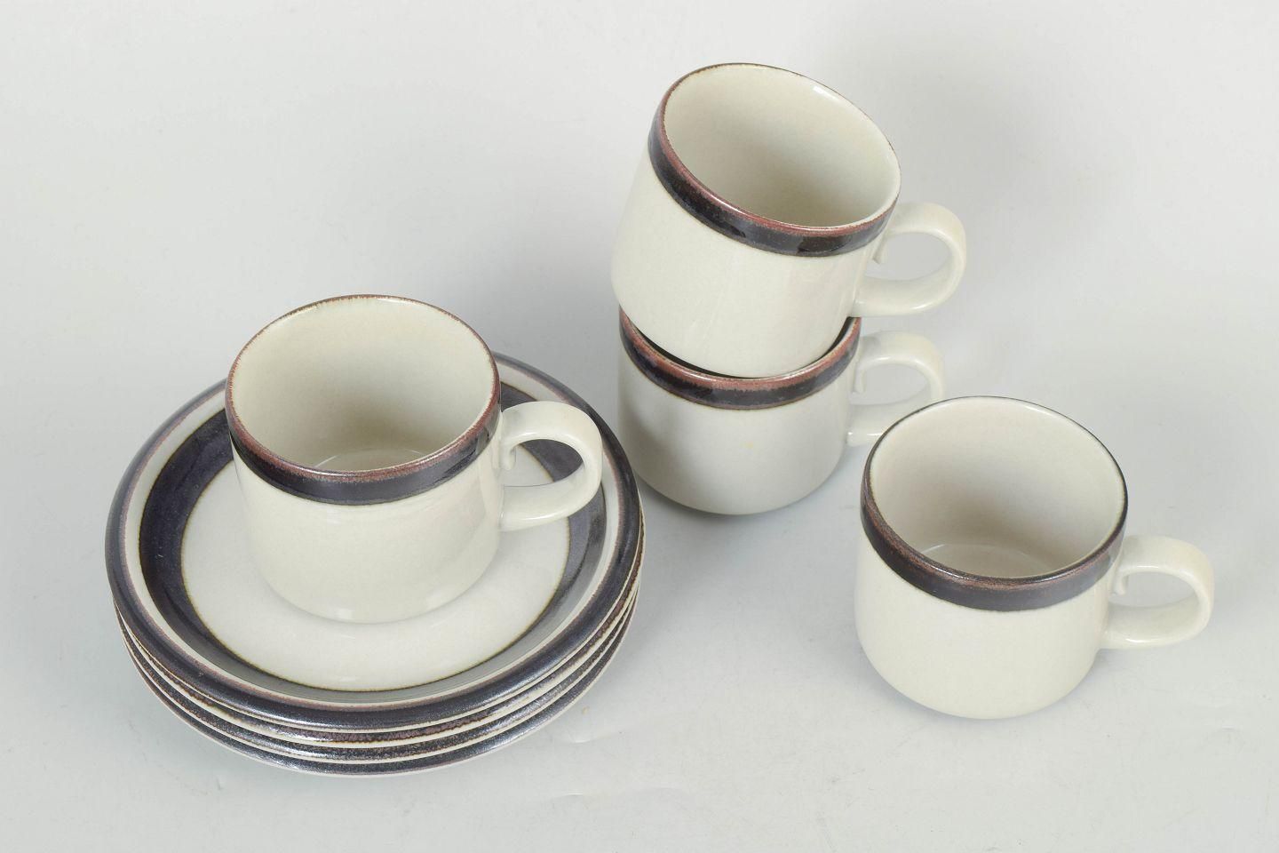 Lot de quatre tasses à thé et soucoupes en grès, Arabia, série Karelia, années 1970 photo furniture