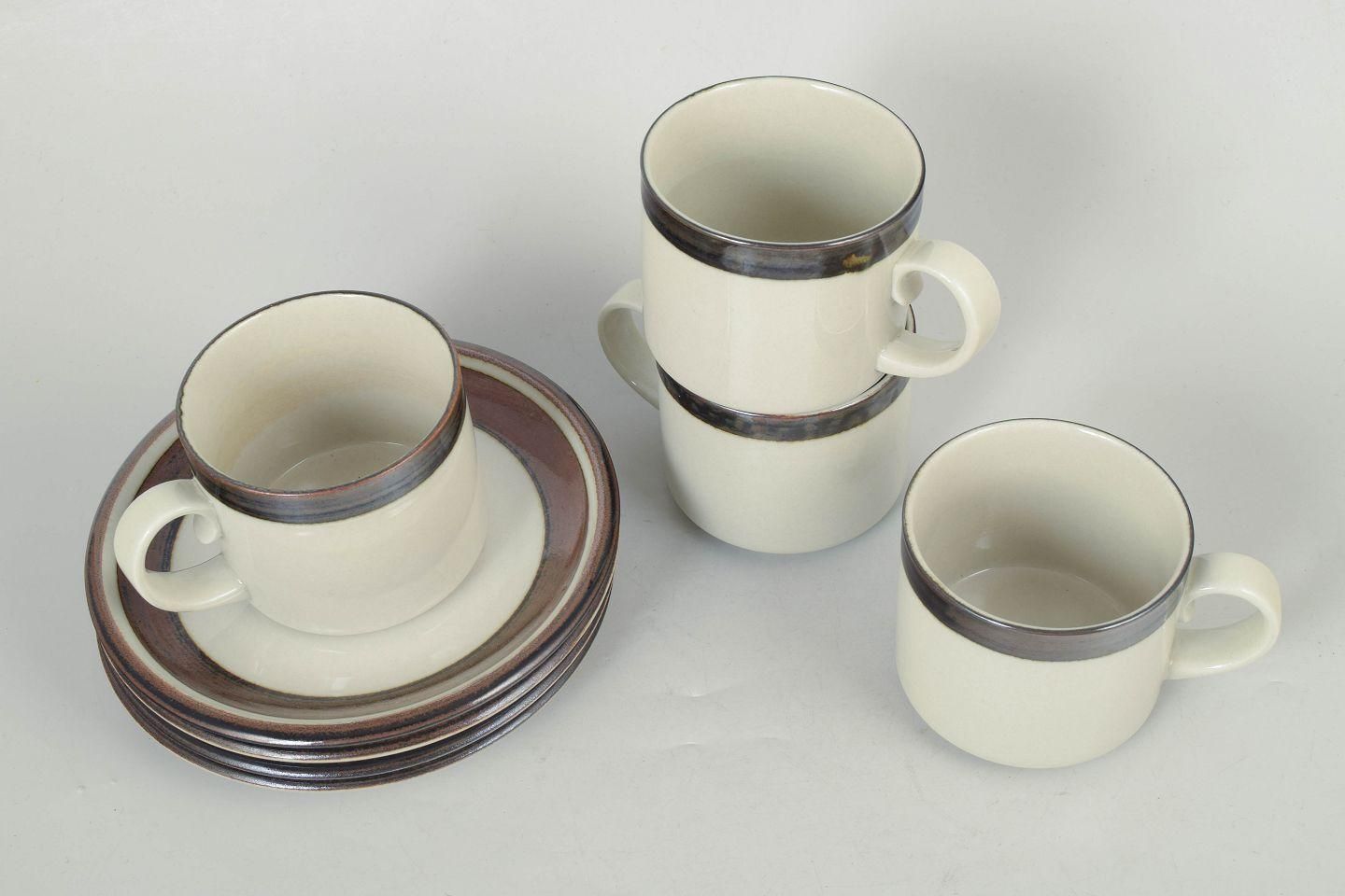 Arabia, série Karelia. Quatre grandes tasses à café avec soucoupes en grès, années 1970 photo furniture