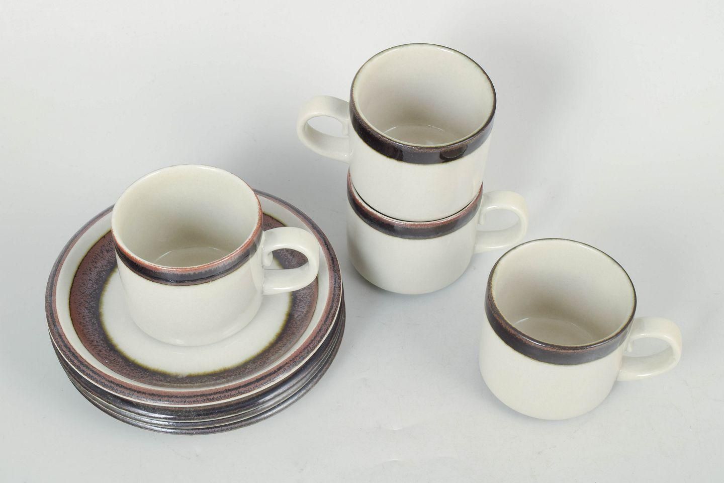 Lot de quatre tasses à thé et soucoupes en grès, Arabia, série Karelia, années 1970 photo furniture