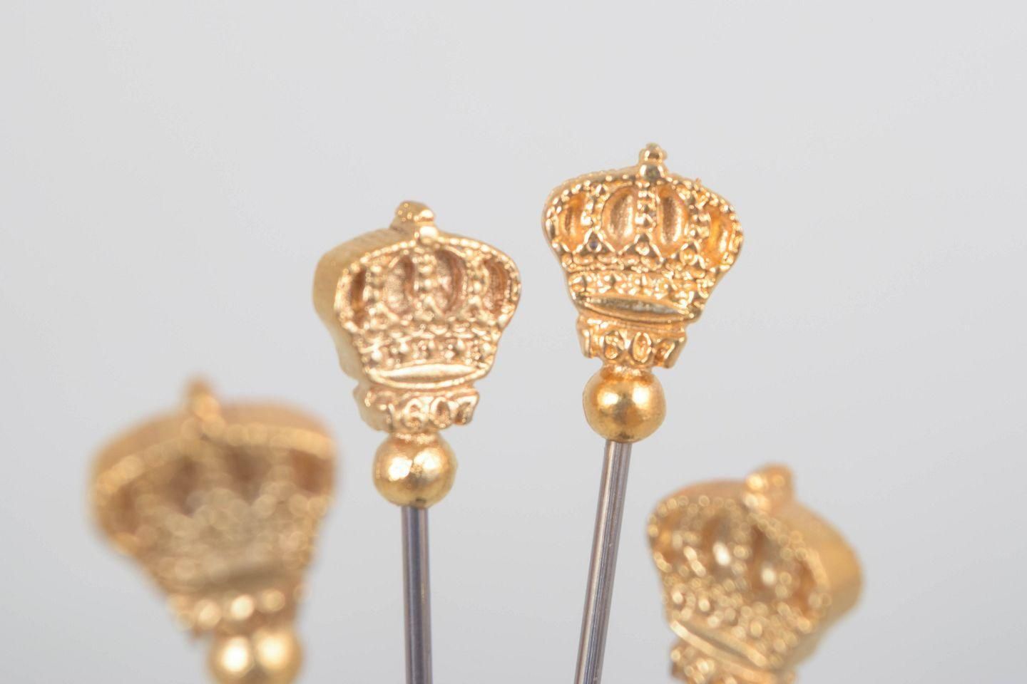 Skultuna. Vier Cocktailprikkers met Vergulde Kroonbekroning. Eind 20e Eeuw. photo furniture
