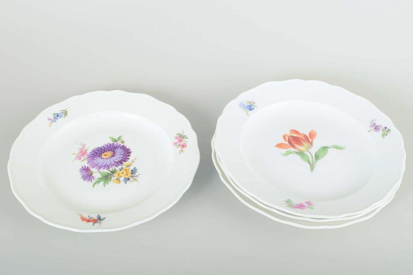 Meissen, Duitsland. Vier Porseleinen Borden Met Bloemdecoratie. Ca. jaren 1930 photo furniture