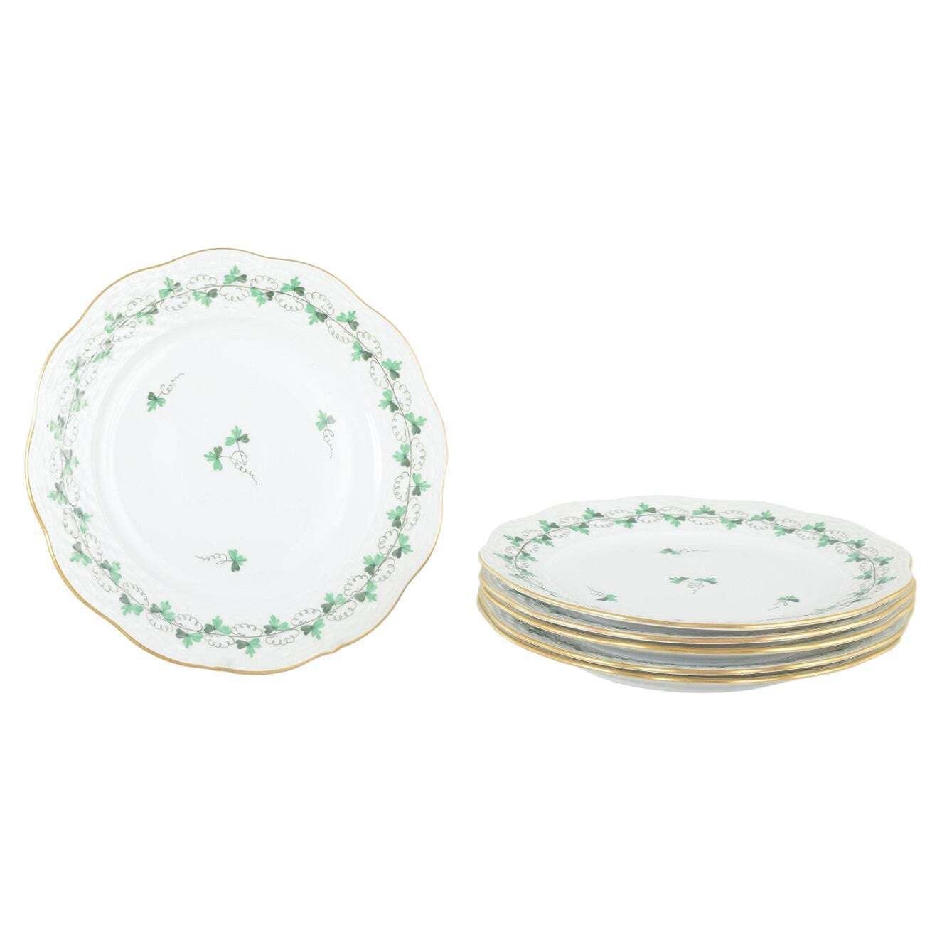 Herend, Hongrie. Six assiettes en porcelaine à décor de feuilles vertes. Milieu du XXe siècle.