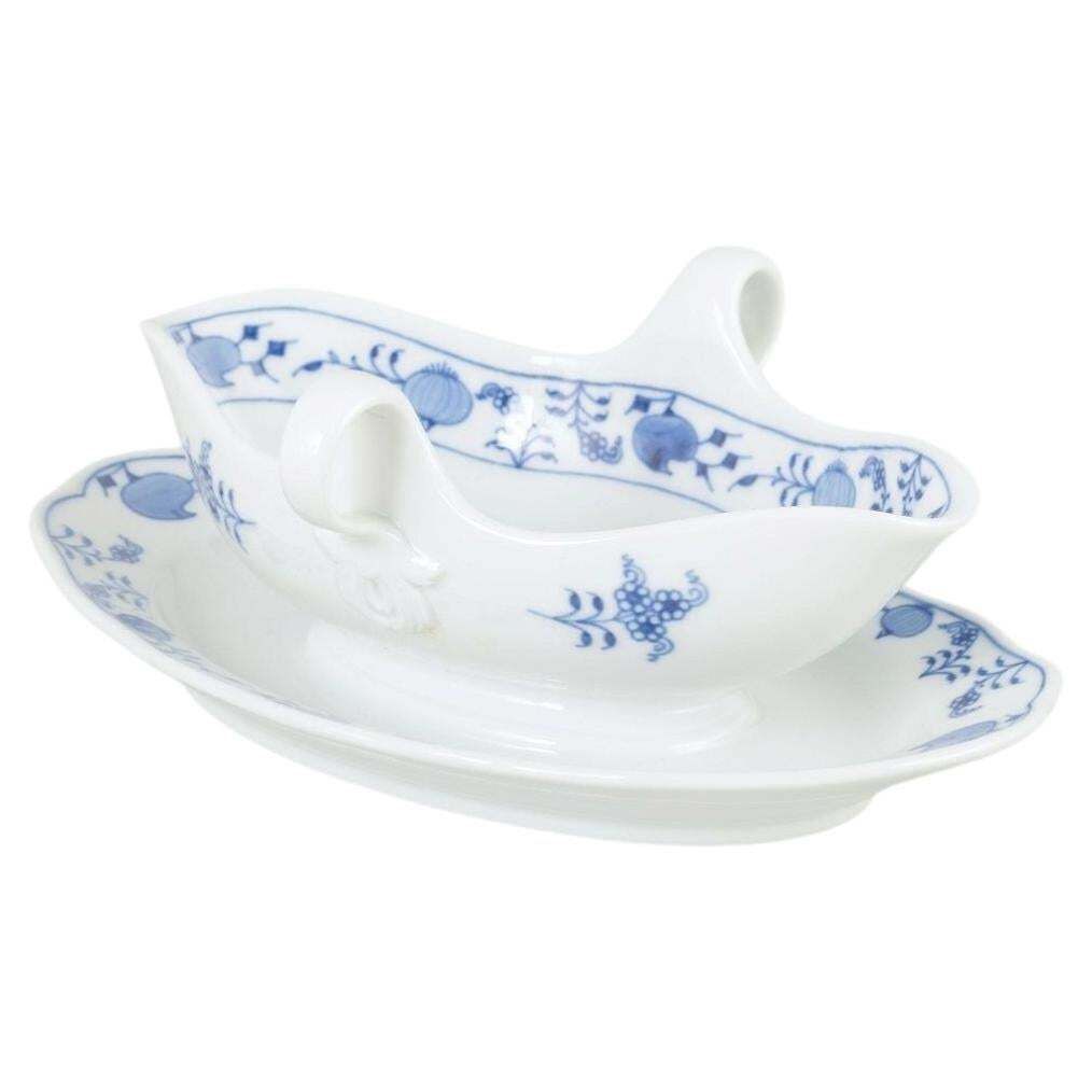 Meissen. Saucière en porcelaine « Blue Onion » avec présentoir attenant. Début du XXe siècle.