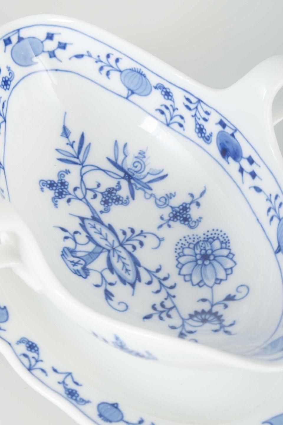 Meissen. Saucière en porcelaine « Blue Onion » avec présentoir attenant. Début du XXe siècle. photo for sale