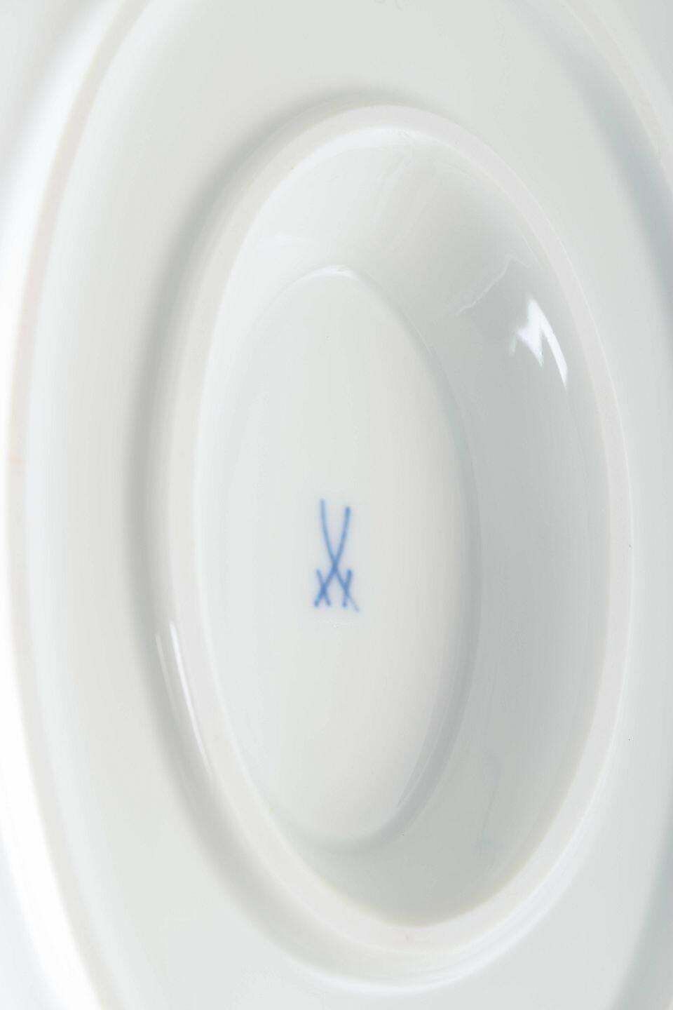 Meissen. Saucière en porcelaine « Blue Onion » avec présentoir attenant. Début du XXe siècle. photo Décoration
