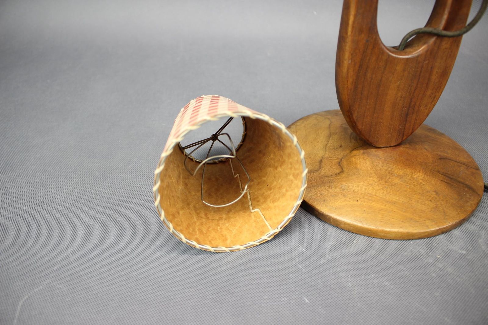 Mid-Century verstelbare houten tafellamp met geblokte kap, Tsjecho-Slowakije, 1 photo vinterior
