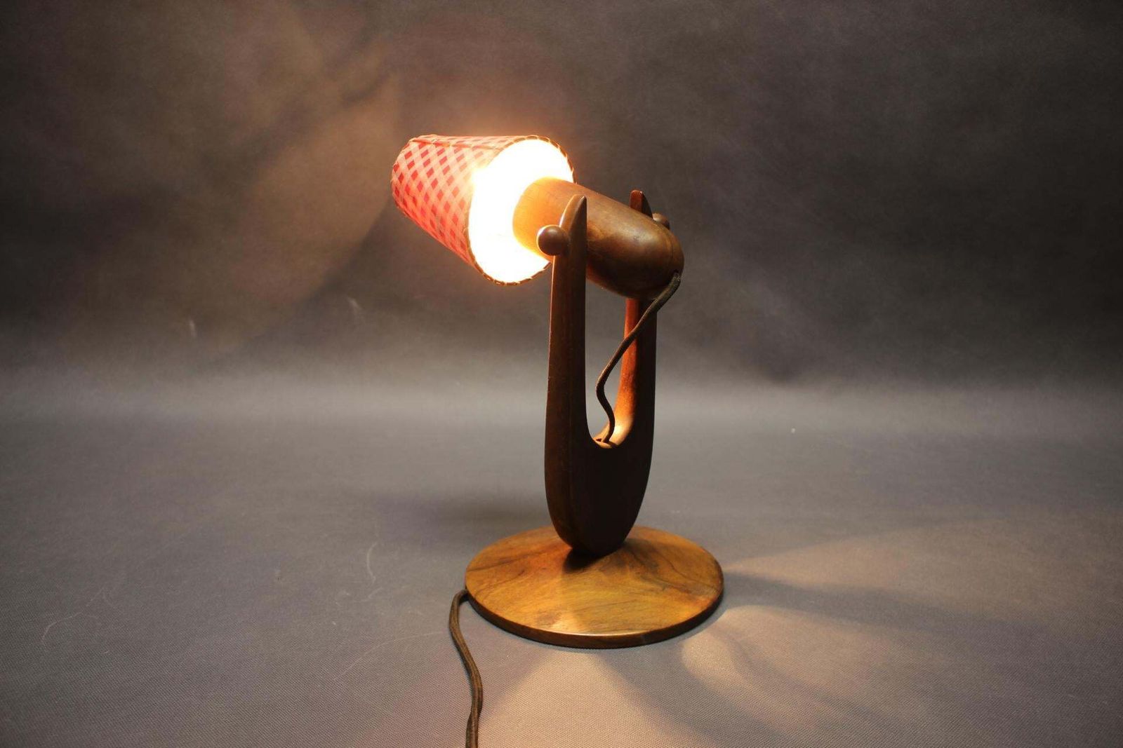 photo furniture Lampe de table mid-century en bois à abat-jour à carreaux, Tchécoslovaquie, 1