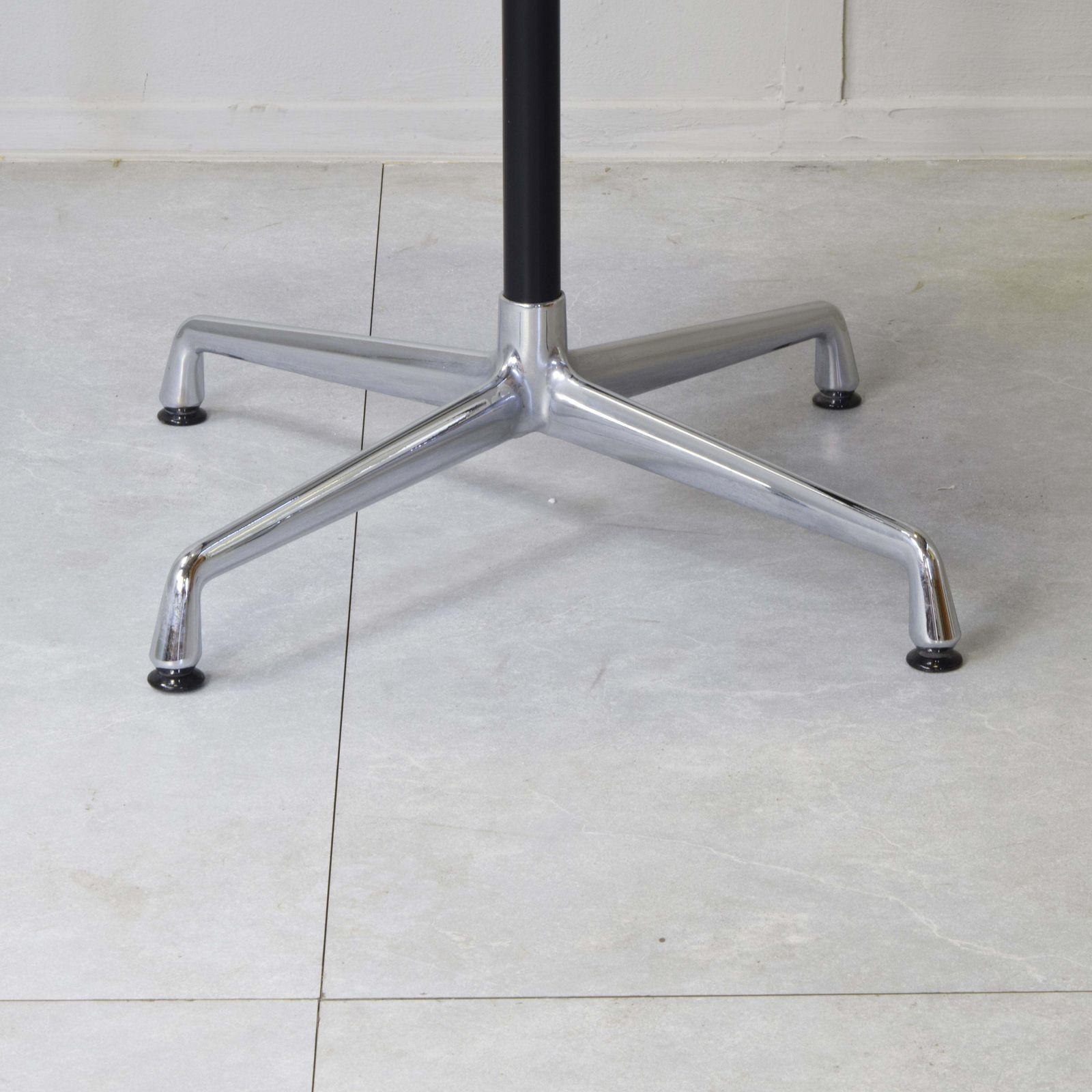 Charles & Ray Eames For Vitra Contract Round Table 1980s photo vinterior
