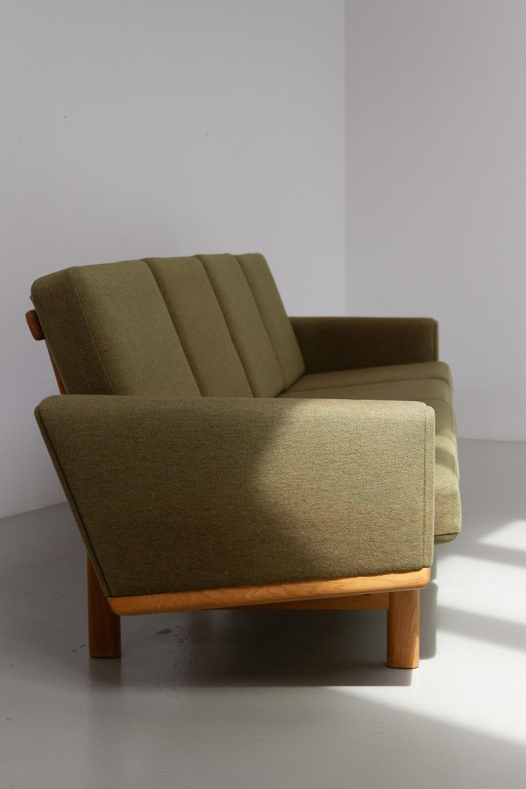 photo vinterior Danish Modern Oak Sofa Ge 236/4 By Hans J. Wegner For Getama, 1960s.