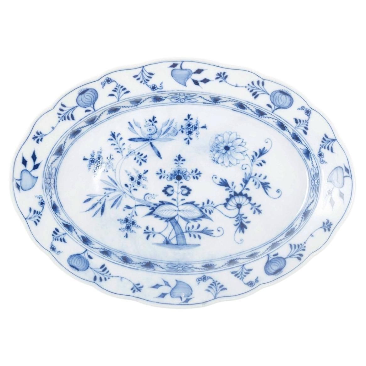 Meissen, Duitsland. Ovale porseleinen serveerschaal in het "Blue Onion"-patroon. Jaren 1930