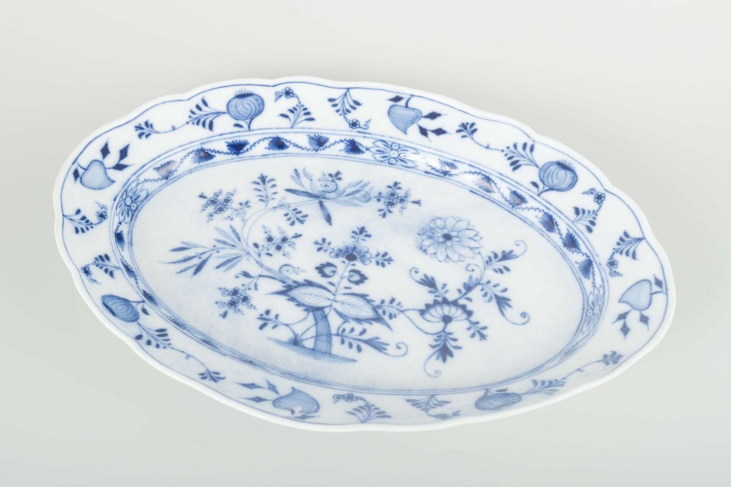 Meissen, Duitsland. Ovale porseleinen serveerschaal in het "Blue Onion"-patroon. Jaren 1930 photo furniture