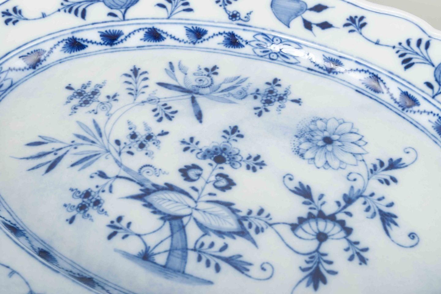 Meissen, Duitsland. Ovale porseleinen serveerschaal in het "Blue Onion"-patroon. Jaren 1930 photo for sale