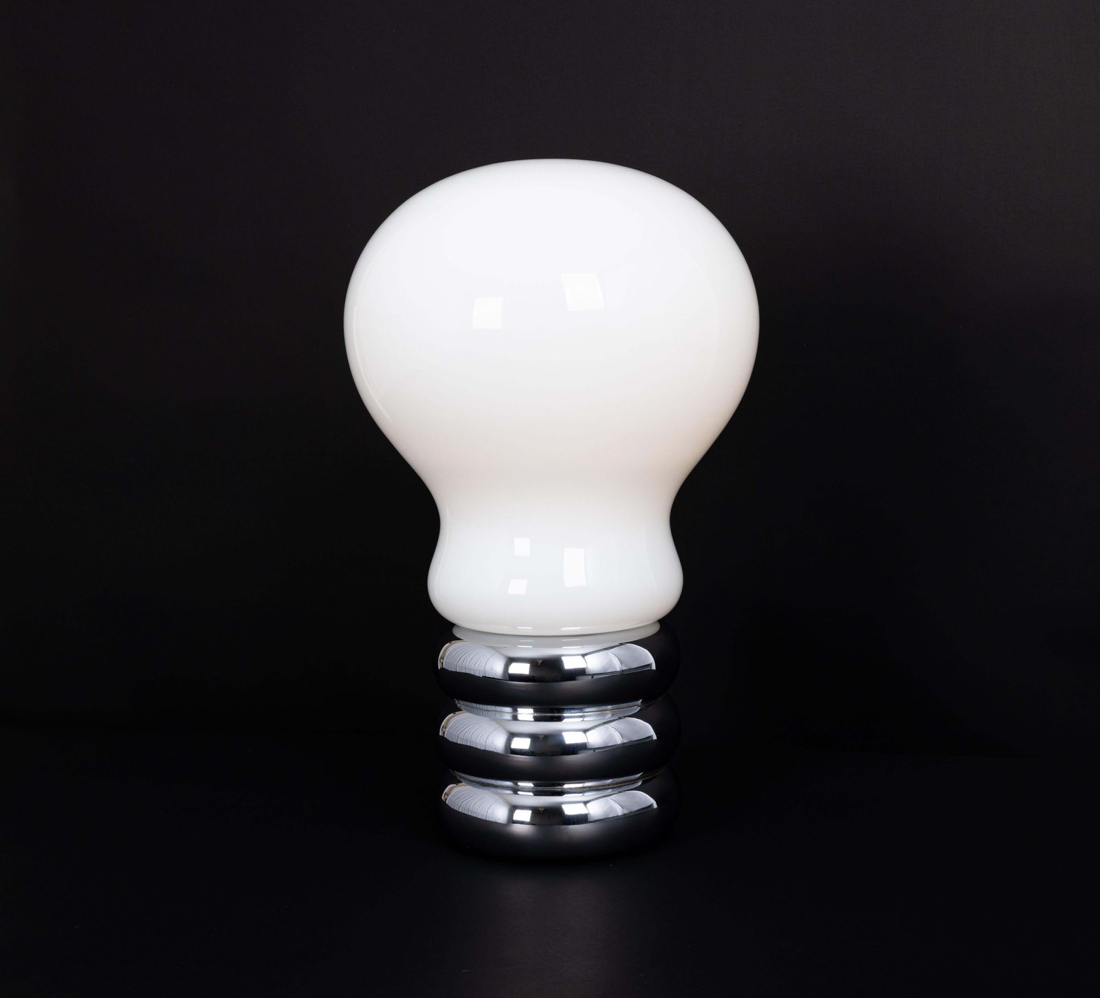 photo for sale 1 van 3 – Mid-Century Modern Duitse Giant Bulb van Ingo Maurer, jaren 1960