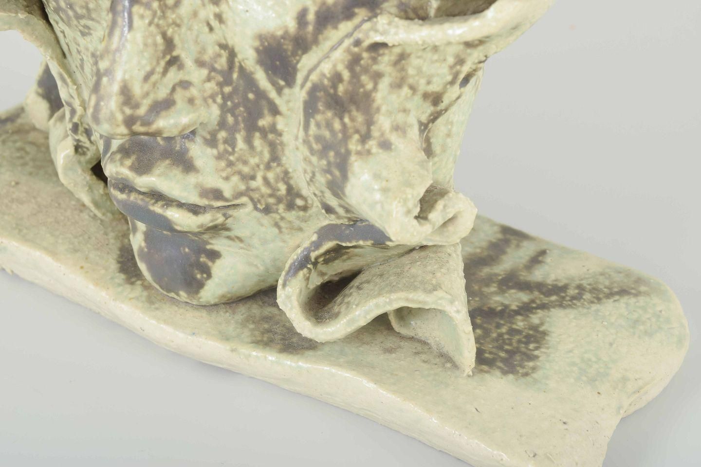 Sculpture en grès d'un potier européen, tête avec glaçure claire et brune. photo for sale