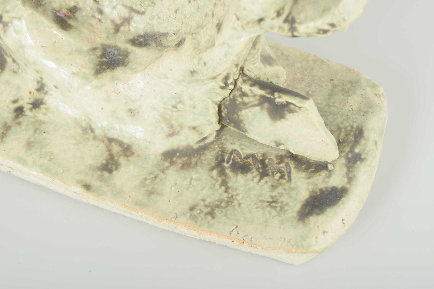 Europese studiopottenbakker. Steengoed hoofdsculptuur met licht en bruin glazuur. photo Kunst