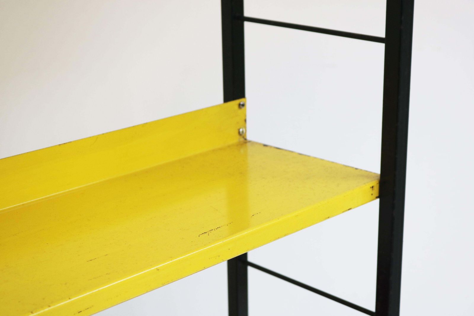 A. Dekker Dutch Design Boekenkast door Tomado Holland 1950 Kleurrijk Minimalistisch photo vintage