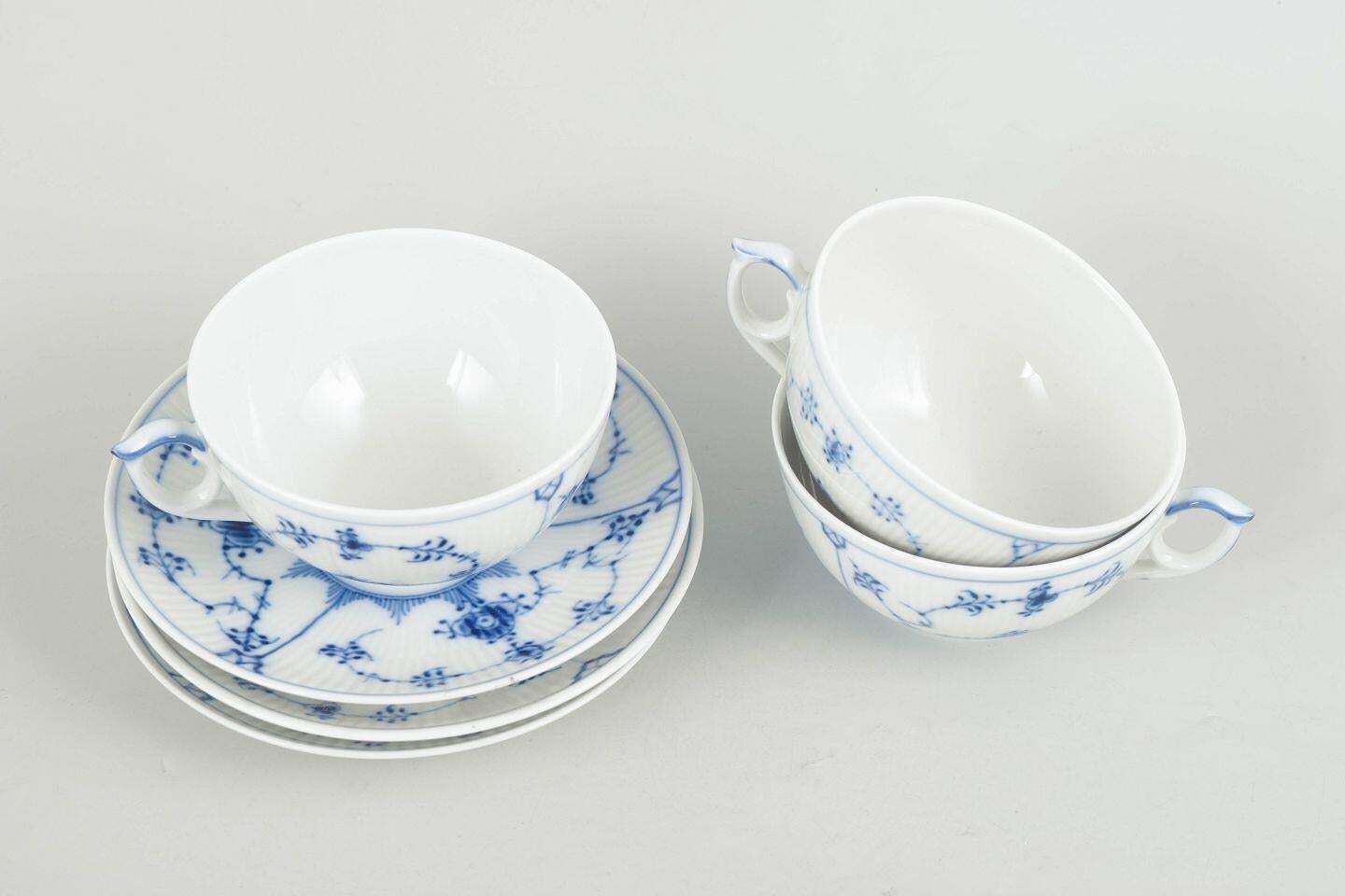 Royal Copenhagen, Blue Fluted Plain. Set van drie theekopjes met schoteltjes photo furniture